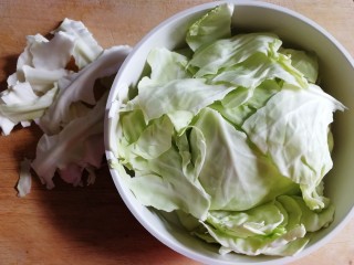 3、手撕包菜,随意撕成大块，摘去叶梗。