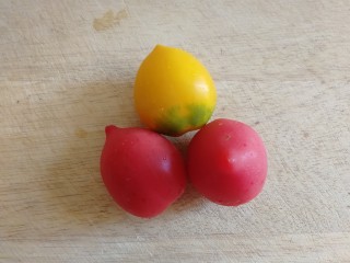 5、手撕包菜,红黄小番茄。