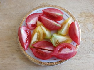 6、手撕包菜,每个切成4份。