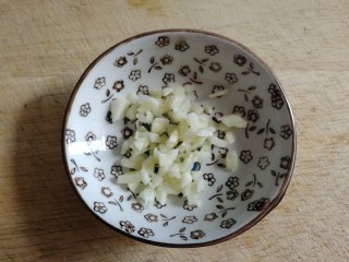 7、手撕包菜,蒜切碎。