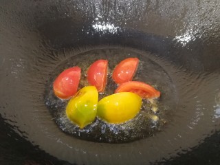 8、手撕包菜,热锅倒入适量油，油热放入一半的番茄，炒香。