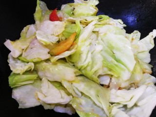 9、手撕包菜,放入包菜，急火翻炒均匀，稍微变软。