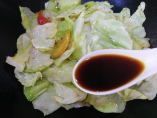 10、手撕包菜,放一汤匙生抽。