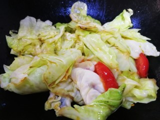 11、手撕包菜,急火炒匀。