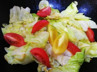 12、手撕包菜,放入剩下的番茄，翻炒均匀。