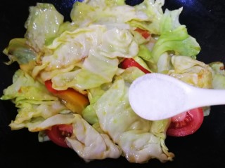 13、手撕包菜,放入一小勺盐，急火炒匀