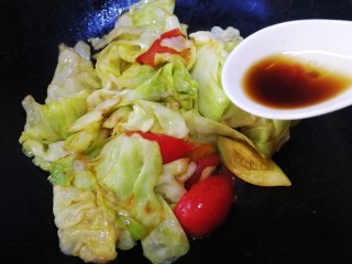 14、手撕包菜,放入半汤匙醋。