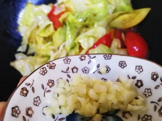 15、手撕包菜,出锅前放入蒜末，炒匀即可。
