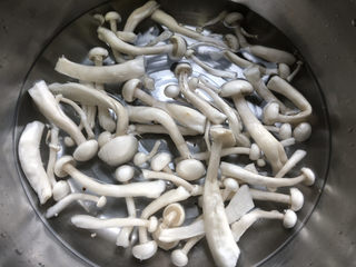 1、白玉菇炒鸡蛋,白玉菇剪去根部，清水浸泡！