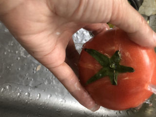 2、白玉菇炒鸡蛋,清洗西红柿