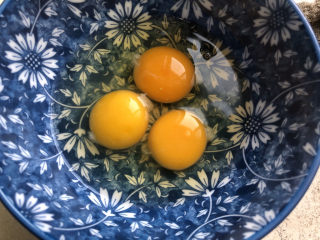4、白玉菇炒鸡蛋,敲三个新鲜鸡蛋