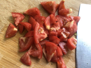 6、白玉菇炒鸡蛋,番茄切小块