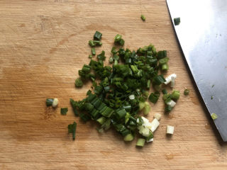 7、白玉菇炒鸡蛋,香葱切成葱碎