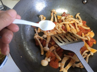 11、白玉菇炒鸡蛋,加白玉菇，放盐翻炒