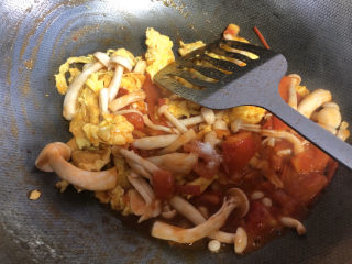 12、白玉菇炒鸡蛋,加鸡蛋继续翻炒