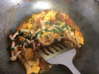 13、白玉菇炒鸡蛋,最后加少许糖提鲜，加葱花