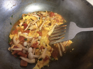 14、白玉菇炒鸡蛋,翻炒均匀关火