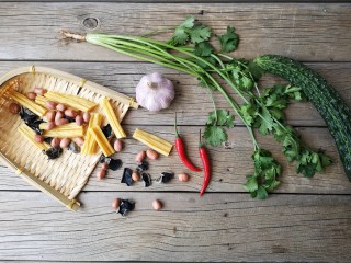 1、凉拌腐竹,准备食材。