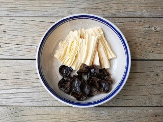 2、凉拌腐竹,腐竹和木耳提前泡发备用。
