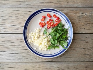 4、凉拌腐竹,蒜切末，香菜切小段，小米辣切圈备用。