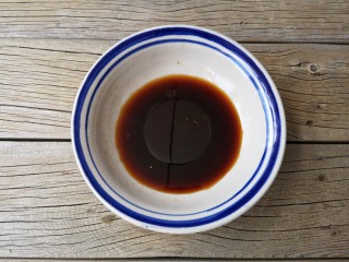 5、凉拌腐竹,用味极鲜酱油，蚝油，香醋，白糖，盐，鸡精，香油调一碗料汁（根据个人口味调整用量）。