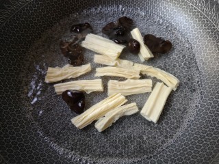 6、凉拌腐竹,泡发的腐竹和木耳入开水焯2-3分钟。