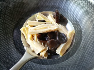 7、凉拌腐竹,沥水捞出。