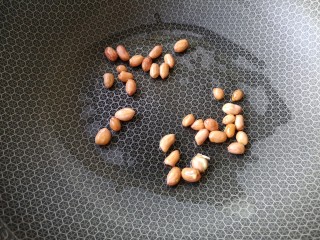 8、凉拌腐竹,锅中少量油，冷锅冷油下花生米。