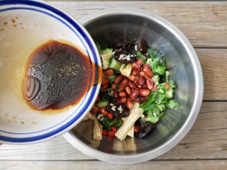 11、凉拌腐竹,倒入调好的料汁拌匀。