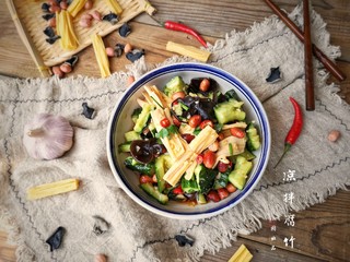 12、凉拌腐竹,装盘。