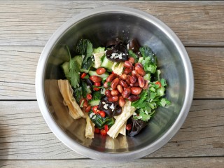 10、凉拌腐竹,把所有准备好的配菜都放进容器中。