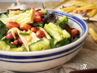 14、凉拌腐竹,夏天消暑的下酒菜。