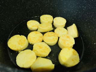 5、脆皮日本豆腐,锅里是适量食用油，一面炸金黄，翻另一面炸