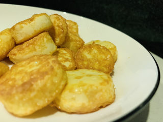 8、脆皮日本豆腐,先盛出放碗里