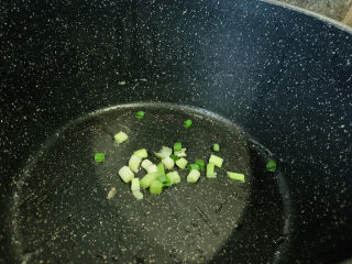 10、脆皮日本豆腐,锅加食用油，加葱粒，炒香