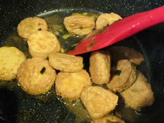 17、脆皮日本豆腐,翻炒均匀调料