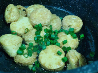 18、脆皮日本豆腐,撒葱粒，起锅