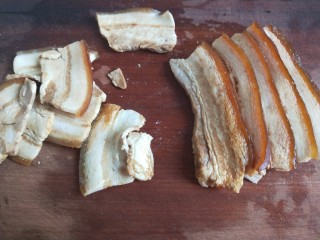 2、四川烧白,五花肉提前煮七成熟，在油炸放凉切片。