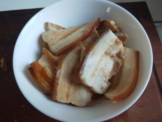 4、四川烧白,在铺上一层肉片。