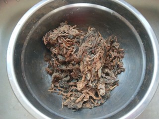 5、四川烧白,四川冬尖提前泡开洗干净。