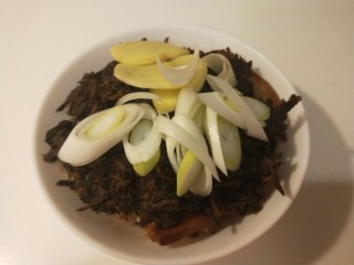 7、四川烧白,加入葱姜，八角。