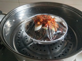 12、四川烧白,封上保鲜膜放入蒸锅？