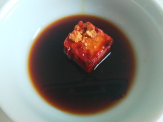 10、四川烧白,加入自然鲜酱油搅拌均匀。