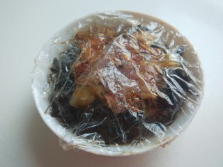 14、四川烧白,打开保鲜膜。