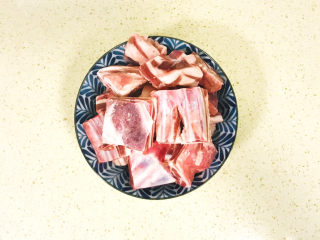 1、剁椒蒸排骨,猪排骨洗净