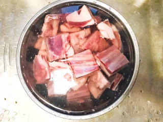 2、剁椒蒸排骨,加入清水浸泡，去除血水，这个过程相当于焯水，尽量多泡一会儿