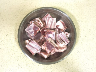 3、剁椒蒸排骨,泡完血水的排骨，没有那么红了