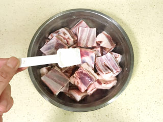 4、剁椒蒸排骨,开始腌制排骨，加入盐