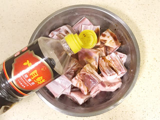 6、剁椒蒸排骨,淋上老抽