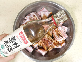 7、剁椒蒸排骨,淋入料酒